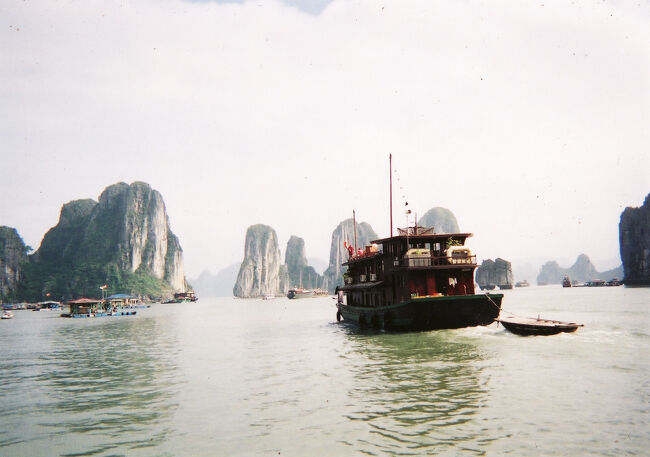 奇岩がニョキニョキ顔を出す湾内をクルーズします。