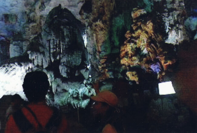 クルーズの合間には洞窟探検もありました。