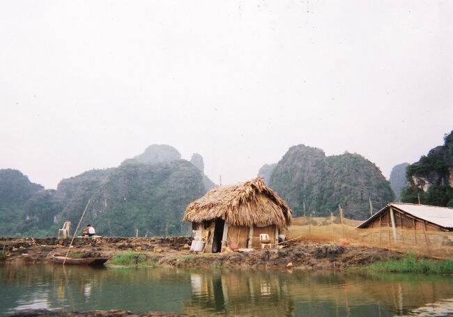 昔話の世界に紛れ込んでしまったかの様な…。<br /><br />そんな心洗われるクルーズでしたが、終了後、チップを払わなかった客をチップ！チップ！と船頭さんが追い回す、醜い光景が…。<br /><br />これは船頭さんだけが悪い訳じゃありません。チップの習慣が無かったベトナムに、チップの意義も教えず、チップをばら撒いた。そして貧しいベトナムの人々を金の力で汚してしまった人々にも責任があります。