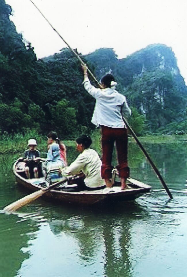 陸のハロン湾と呼ばれるタムコックを小舟でクルージングしました。