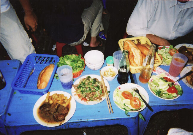 ヴェトナムの屋台は妙に背が低いテーブルが印象的でした。中華料理より脂っこさが無く私好みでした。