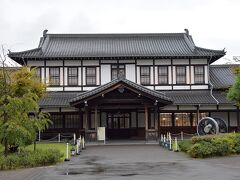 博物館の出口は旧二条駅舎。

二条駅は明治３０年(1897)、京都鉄道の二条駅～嵯峨駅（現在の嵯峨嵐山駅）間の開通に伴って開業。駅舎は明治３７年(1904)に完成し、京都鉄道の本社も兼ねていたそうです。

(3)では京町家で１泊します。
https://4travel.jp/travelogue/11783699
