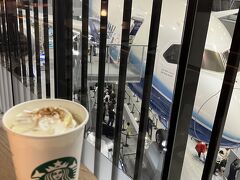 ボーイングといえばシアトル。
シアトルといえばスタバということでこちらにもスタバがあります。
787を見ながら飲むスタバは格別です♪