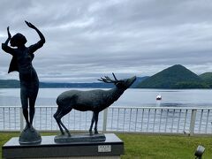 サイロ展望台からの洞爺湖の全景を眺め、そして洞爺湖畔に辿り着きました。洞爺湖に最初に来たのは、50年前の中学校の修学旅行で、以来、事あるごとに何度も訪ねています。