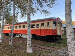 道の駅あいおいの隣に相生鉄道公園がありました。展示車両が白樺に生えていい感じです。
キハ22 69と表記されています。