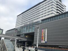 　小倉駅は、大きな建物です。上階はホテル、横にはショッピングモール。