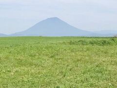 ここに着いて、中山峠で、最初に羊蹄山を見た時より近く大きき見えました。
どこから見てもほぼ同じ形、すなわち正円錐した形で、標高1898mの成層火山で、蝦夷富士と呼ばれています。