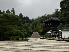 京都駅に戻ってきて、バスで銀閣寺方面に向かう。
京都駅のバスプールにはボランティアの人がいて、行きたい場所を伝えると乗り場を教えてくれる。親切。
言われたバスに乗り込み銀閣寺通まで乗車。
少し歩くと銀閣寺に到着。

〇銀閣寺…拝観料500円　御朱印300円
※御朱印は見学前に受付に預け、出るときに引き取る方式