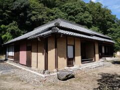 公園に隣接して、木下利玄生家がある。その建物は、木下家13代利恭の奥方の住居として、嘉永5年(1852)に陣屋につなげて建てられたものだそうだ。明治から大正にかけて活躍した歌人木下利玄は、ここで生まれたのである。西側の壁に、陣屋とつながっていた部分が残されていた。