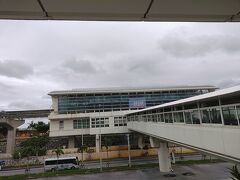 那覇空港からゆいレールに乗ってまずはホテルに向かいます。