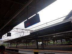 約２０分遅れで伊丹空港到着。
さらに預け荷物が出てくるまで２０分ほどかかり・・
当初乗車予定の９時４５分のリムジンバスには到底間に合わず
次の１０時５分になんとか間に合い新大阪へ。
幸いなことに道路の渋滞はなくギリギリ予約のサンダーバードに間に合いました。
予定では結構余裕だと思っていたのに・・慌てました。
