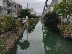 美栄橋に戻ってきました。
上はゆいレールが走っていて、下は久茂地川です。
綺麗ですね。