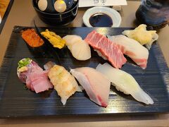 センザキッチンの「寿司・活魚料理　千石」にて地元のお魚を。