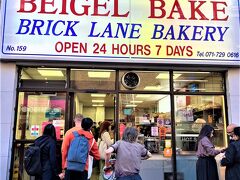 Brick Ln.

10月02日（日）　　

イギリスでは非常に珍しい24時間営業のベーグル屋
「BEIGEL BAKE」
ロンドンで最も古く（1974年創業）最も美味しいとの
評判に違わず並んでいる人がいっぱい！！

https://www.travel.co.jp/guide/article/17464/
編集時に↑のURLを読んでみたら
並ぶ元気がなくて購入しなかったのが今になって
とっても残念・・・
「ソルトビーフサンド」も「プレーンベーグル」も
「チーズケーキ」も「エクレア」も食してみたかったぁ・・・

