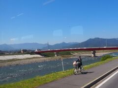 千曲川橋梁を渡ります。
2019年10月の台風19号で崩落し、上田駅と次の城下駅の間がバス代行輸送になっていた別所線。
2021年3月28日に復旧運転再開しました。
あの台風19号では長野県内では大きな被害を出し。北陸新幹線の車両が水没したことが思い起こされます。