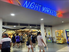 「ナイトマーケット(Night Markets)」へ。

フードコートやお土産屋さんがたくさん並んでいます。
ここは17～23時までオープン。
オーストラリアでは、ショッピングセンターなどのお店が17時頃に閉まってしまうので、とっても貴重です。