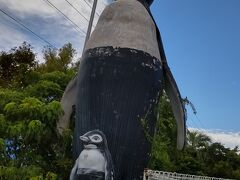 チェックアウト後、やって来たのは、
怪しい少年少女博物館…

巨大な怪しいペンギンが目印。