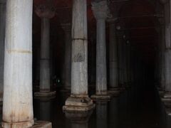 内部は石柱がきれいに並び、たしかに宮殿にみえます。材料は適当にそこらから運んできたそうで、柱の様式はまちまちです。