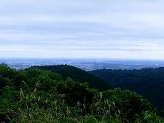 8：50頃、小仏城山に到着しました。かなり開けていて、眺望がすばらしい。高尾山頂より好きかも！
ここでちょっと遅めの朝ごはんにしました。それぞれ持ってきたおにぎりやパンを食べていましたが、景色もいいし、煮炊きできそうだし、次回はここでコーヒーを入れたり、ラーメン作ったりしようと次回の計画で盛り上がりました。