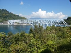 蒲刈大橋を渡ってすぐの観光案内所兼ショップ「であいの館」で休憩。
東屋までの短い遊歩道があって、渡ってきた橋を見返すことができます。