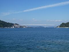 飛び石のように並んだ島々を橋で渡りながらの快適ドライブ。
この橋は、豊島～大崎下島間の豊浜大橋。トラス橋というタイプで、いかにも橋ってスタイルが好印象。