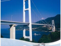 写真を撮れなかった橋が1つあるので、広島県のパンフレットからお借りして載せます。こちらの豊島大橋、とびしま海道の最後に架けられた大型の吊橋です。