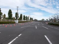 鈴鹿サーキット・P2（F1・二輪専用駐車場）

バイクは自動車と違いバス・タクシーゲートから入場。
写真手前（メインゲート側）から進入し、係員が誘導する場所へ停めます。
バイクの特性上、いったん通り過ぎてからUターンして直進するのがコツ。