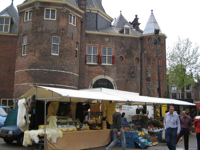 確か日曜だったかな？<br />朝一が開かれており、野菜や果物、花などが売られていました。