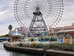 朝の「コスモロック２１」です(^^)

観覧車って殆ど乗ったことないけど、横から眺めたらどのように映るのだろうか…