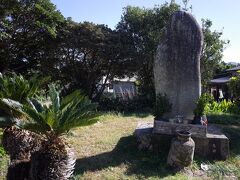 島原の乱から10年を記念した慰霊碑を建立。
当時のものが残っているゆえに、国の指定文化財です。
千人塚と呼ばれていますが、実際には3300人以上の犠牲者が葬られています。