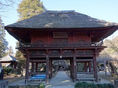 江戸時代の元禄７年(1694年)に建立された山門。
黒門と呼ばれる総門に対して、山門の通称は赤門です。
