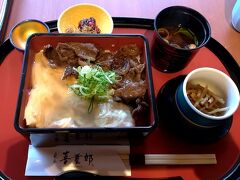 焼肉重ゆばあんかけ。
とろーっとした湯葉と、甘辛い牛肉のコラボ。
そしてなんといっても、ワサビがおいしい♪