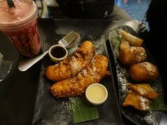 クルアイ・クルアイは、揚げバナナ専門店。

フライドバナナ 60バーツ（中央）
バナナミックス　60バーツ（右側）
ブルーベリー・バナナドリンク　60バーツ（左側）

ブルーベリーはさっぱりするので、揚げ物に合いますね～。
美味しい。


