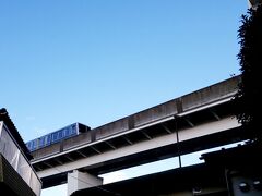 見沼代親水公園に到着。
駅の写真を撮り忘れたので、
住宅街から見上げた舎人ライナーのしっぽを載せておく。

もう夕暮れが近いので親水公園には行かず、
