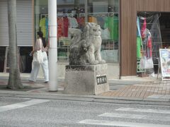 
対馬丸資料館から本日の宿へ歩いて向かう

資料館を出てすぐのビーチでは海水浴で賑わっていた

色々と考え事をしながら20分程歩いて国際通りに到着

日曜日だからか歩行者天国になっており活気がある