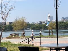 　予約時刻までまだ時間があります。ランチにします。気温は25度くらい。好天で暖かいので、「カフェアクアム」のテラス席で頂きます。遠くに福岡タワーが見えます。
　先に売店を覗きました。一筆箋なども売っていて、地域クーポンが使えますが、まだ、いただいていません・・・