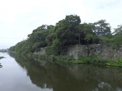 時折雨がふるけど、晴れるとすごく暑い日でした。
お昼後に歩いてすぐの彦根城へ、キャッスルロードに近いこのお濠からお城の入り口まで結構歩きます。

日本の100名城スタンプは開国記念館に設置されています。


