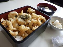 名物の白エビからあげ丼、最初はまったく味がなく、アクリル板で仕切られた隣の席から、出汁醤油をつけると美味です