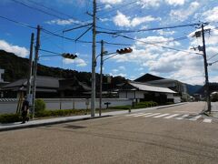 あの立派な建物は「柏原藩陣屋跡」だそうです。