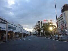 沼津駅、ここ数日寒い日が続きましたが、本日は曇りですが暖かい朝です
