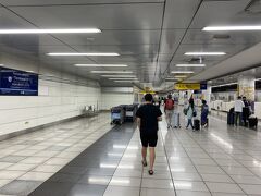 <2022/08/05＞
19時前に京急羽田空港第3ターミナル駅着。
夜ということもあり降りた人はまばら。