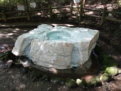 「吐玉泉」へ。

常陸太田の大理石から清らかな水が湧き出ています。
湧き出た水は眼病に効くと伝えられていますよ。
神秘的～。