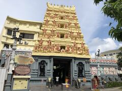 ちょっと歩いて「スリ・センパガ・ヴィナヤガー寺院」
ヒンドゥー教の寺院です。

信者の方が「中に入る時は靴を脱ぐ」って教えてくれました。