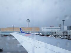 雨の羽田空港
ここでは降っても良いから、旅先では太陽を見せてよね～
と、祈りつつ北の大地へ向かいます。