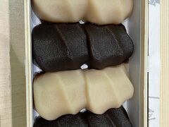 赤福本店で「白餅黒餅」をGET

白餅は白小豆餡
黒餅は黒砂糖味

コロナ禍でたくさんの想いが込められて作られた白餅黒餅↓
https://www.akafuku.co.jp/product/shirokuro/

美味しくいただきました。
