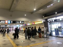 高松空港には20分遅延で9時到着。