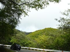 2日目からは車を借りて、あちこち栃木県内を廻ってみます。
ひとり旅の車移動なので時間を気にせず、行きたいところに気ままに行ってみます。
平日午前中の第二いろは坂を上ります。
この数日後泊ったお宿の方情報では、
今年は紅葉が早く、栃木のニュースで、どこかの滝?聞きそびれました・・の紅葉が始まります・・
とアナウンスがあると、どっと紅葉目当ての観光客が増えるそう。
この日は火曜日でした。
その週末は混雑していたようです。
すいすい上って行きまして・・
