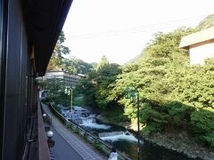 　箱根湯本の温泉旅館・彌榮館で ぐっすり眠り、爽やかな朝を迎えました。青い空、山の緑、川のせせらぎ…別天地です。
　そして我が子は４歳に。おめでとう！
