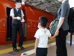 　小田原に到着。大好きな小田急の通勤電車を眺めていたら、ロマンスカーの車掌さんが近づいてきて…