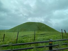 「米塚」キレイな形の小山(*'ω'*)　有名なphotoスポットらしいです。